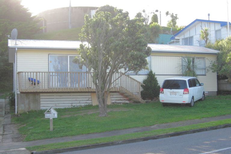 Photo of property in 100 Gloaming Hill, Titahi Bay, Porirua, 5022