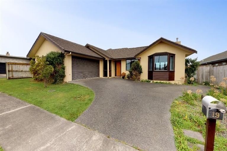 Photo of property in 19 Johnstone Drive, Fitzherbert, Palmerston North, 4410