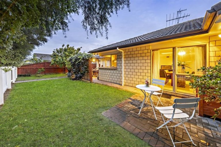 Photo of property in 2 Moravale Lane, Flat Bush, Auckland, 2016