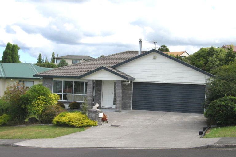 Photo of property in 8 Van Dyke Place, West Harbour, Auckland, 0618