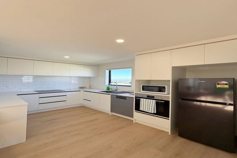 Photo of property in 27d Te Atatu Road, Te Atatu South, Auckland, 0610
