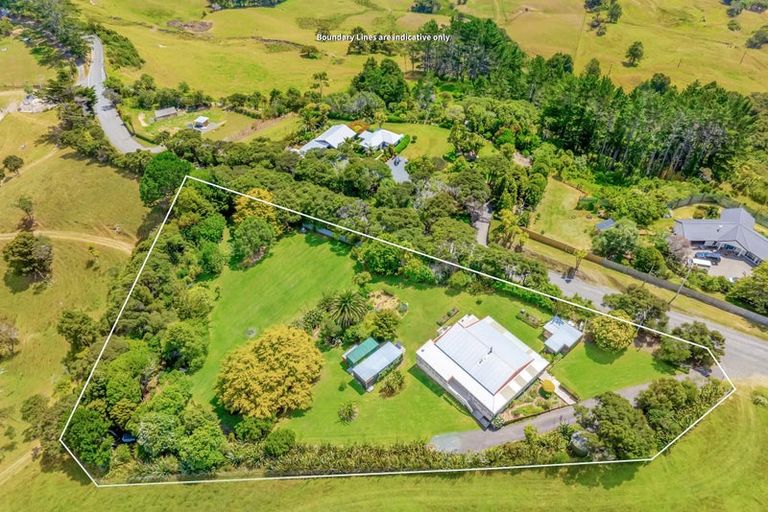 Photo of property in 236 Kiwitahi Road, Helensville, 0875