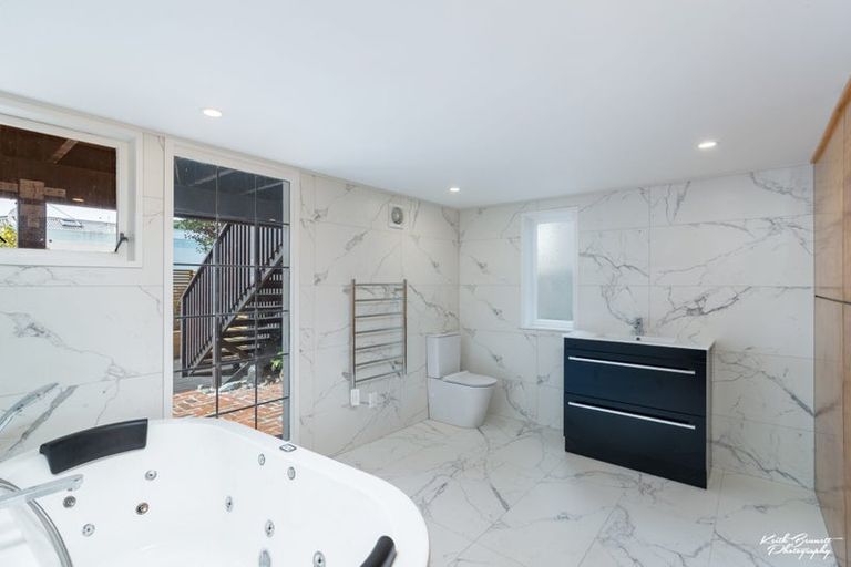 Photo of property in 37 Grant Road, Thorndon, Wellington, 6011