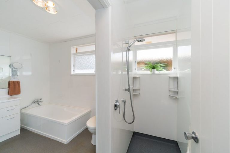 Photo of property in 65 Wikiriwhi Crescent, Awapuni, Palmerston North, 4412