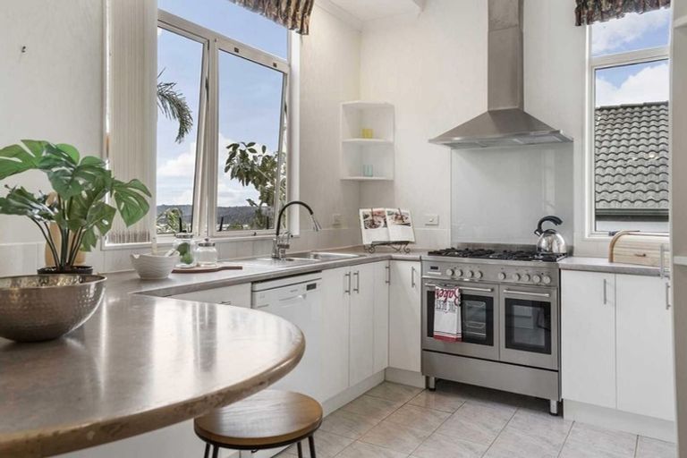 Photo of property in 9 Lorikeet Place, Unsworth Heights, Auckland, 0632