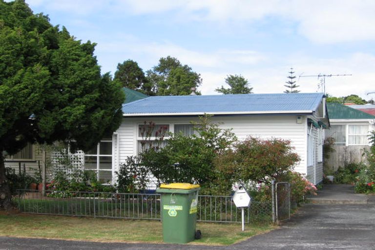 Photo of property in 1/2 Barron Drive, Green Bay, Auckland, 0604