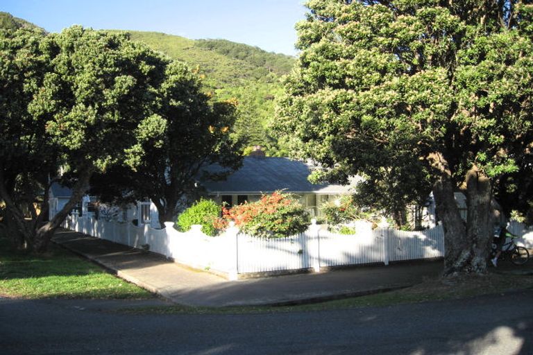 Photo of property in 99 Oroua Street, Eastbourne, Lower Hutt, 5013