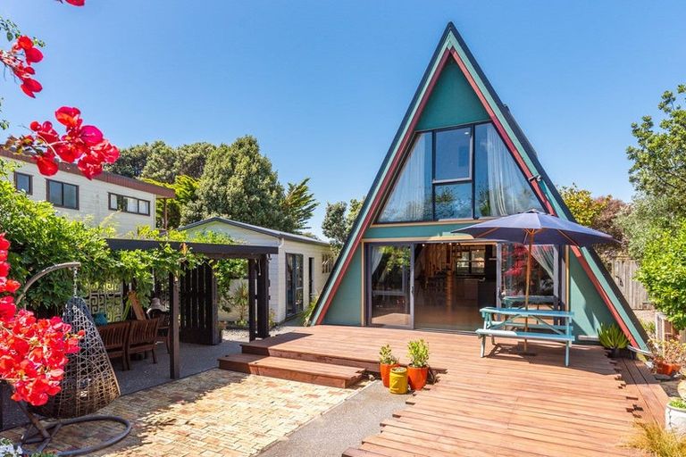 Photo of property in 10 Hastings Street, Waikanae Beach, Waikanae, 5036