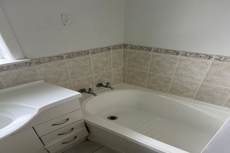 Photo of property in 11 Valdale Road, Henderson, Auckland, 0610