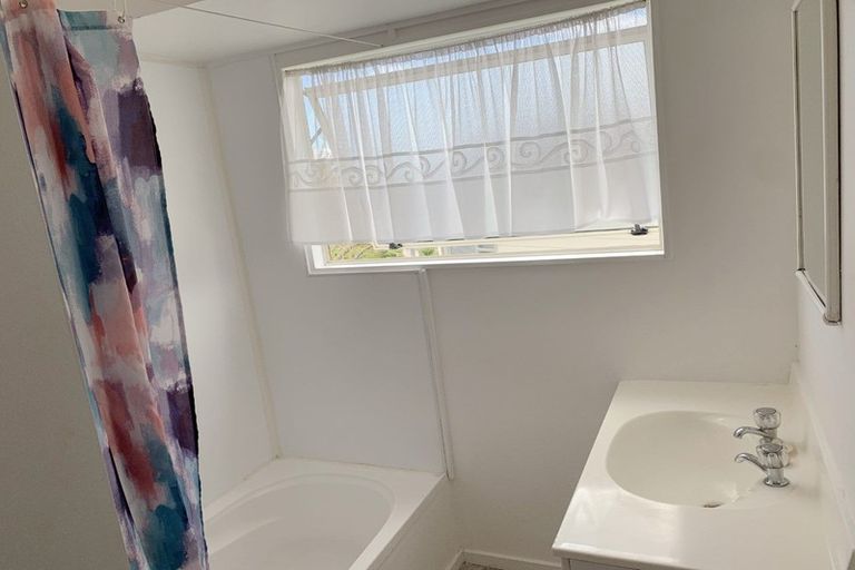 Photo of property in 1/26 Peterhouse Place, West Harbour, Auckland, 0618