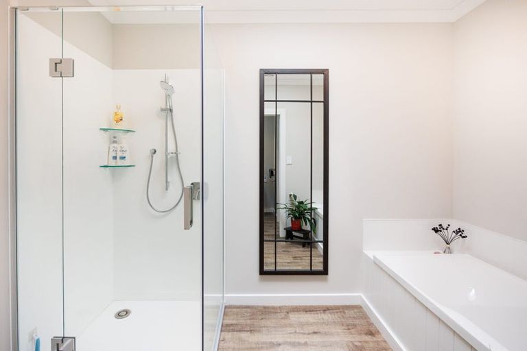 Photo of property in 10 Coutts Way, Fitzherbert, Palmerston North, 4410