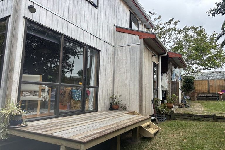 Photo of property in 2/1 Gloria Avenue, Te Atatu Peninsula, Auckland, 0610