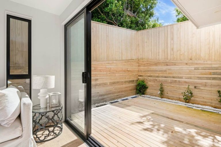 Photo of property in 70c Bond Crescent, Forrest Hill, Auckland, 0620