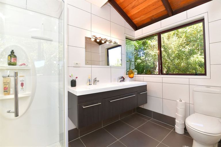 Photo of property in 71 Roberts Road, Matakatia, Whangaparaoa, 0930