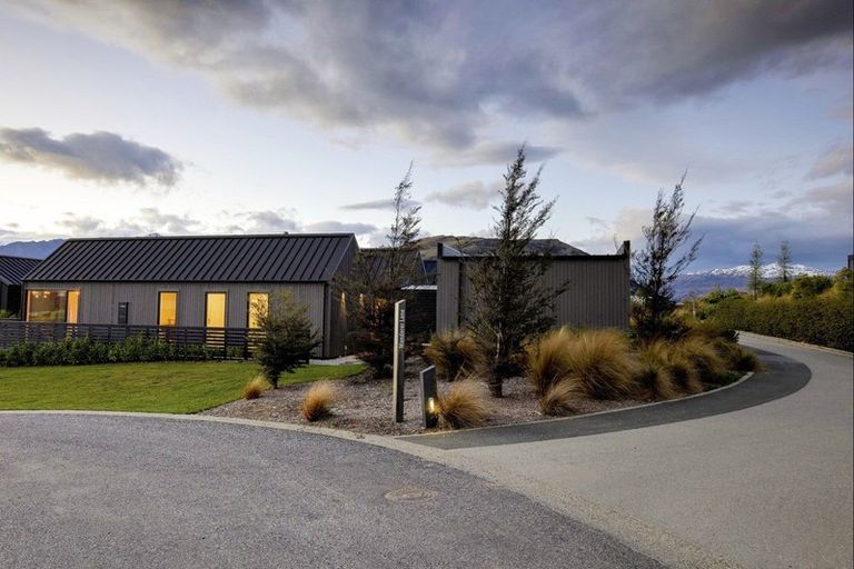 Photo of property in 32 Falconer Rise, Jacks Point, Queenstown, 9371
