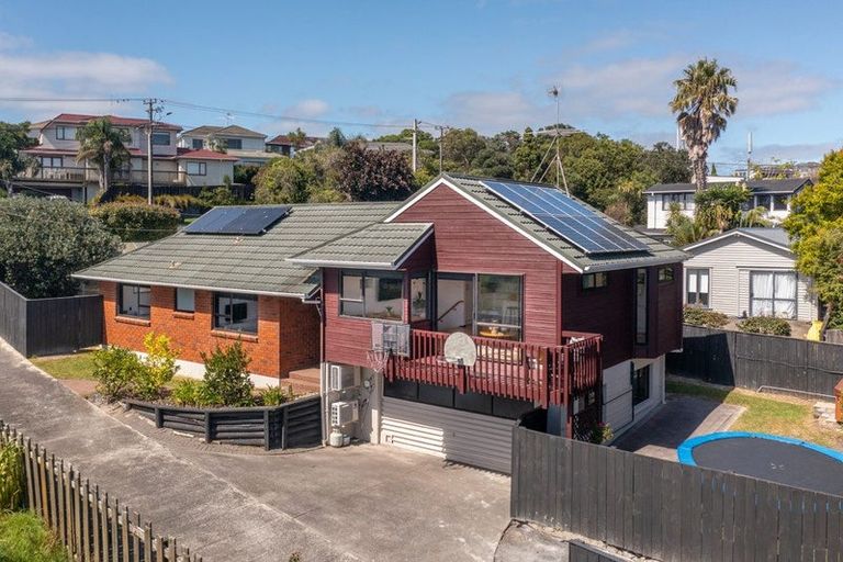 Photo of property in 1/870 Beach Road, Waiake, Auckland, 0630