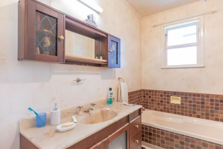 Photo of property in 2a Karu Crescent, Waikanae, 5036