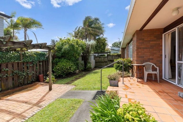 Photo of property in 7/28a Godley Road, Green Bay, Auckland, 0604