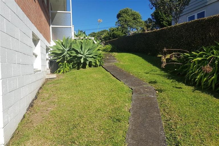 Photo of property in 52 Exmouth Road, Northcote, Auckland, 0627
