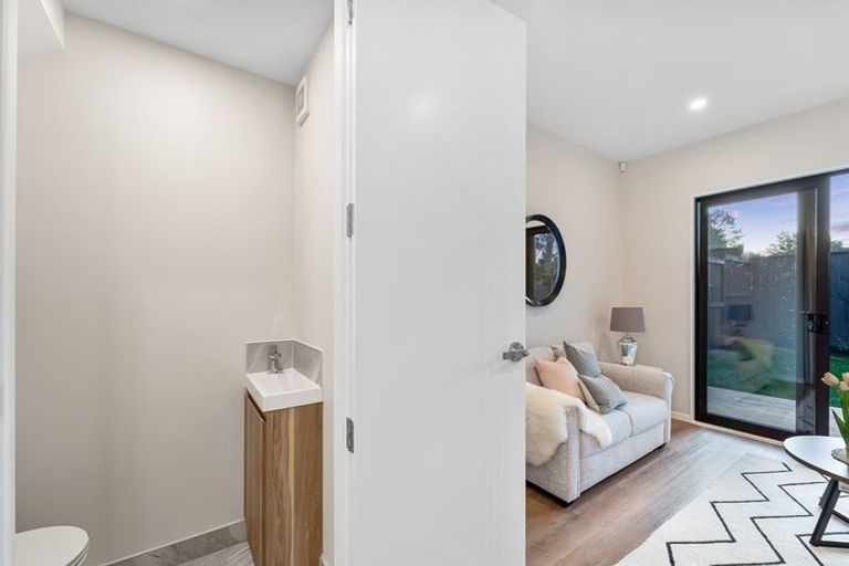 Photo of property in 25 Don Oliver Lane, Glen Eden, 0602