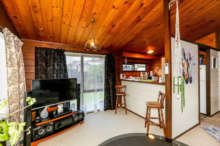 Photo of property in 14 Ambury Place, Merrilands, New Plymouth, 4312