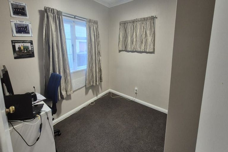 Photo of property in 11 Miles Crescent, Newlands, Wellington, 6037
