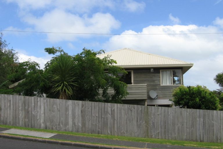 Photo of property in 1/94 Island Bay Road, Beach Haven, Auckland, 0626