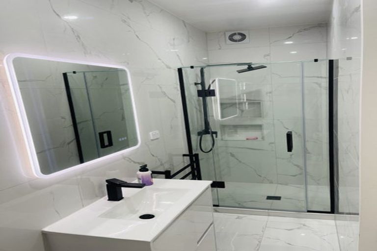 Photo of property in 7d Babich Road, Henderson Valley, Auckland, 0614