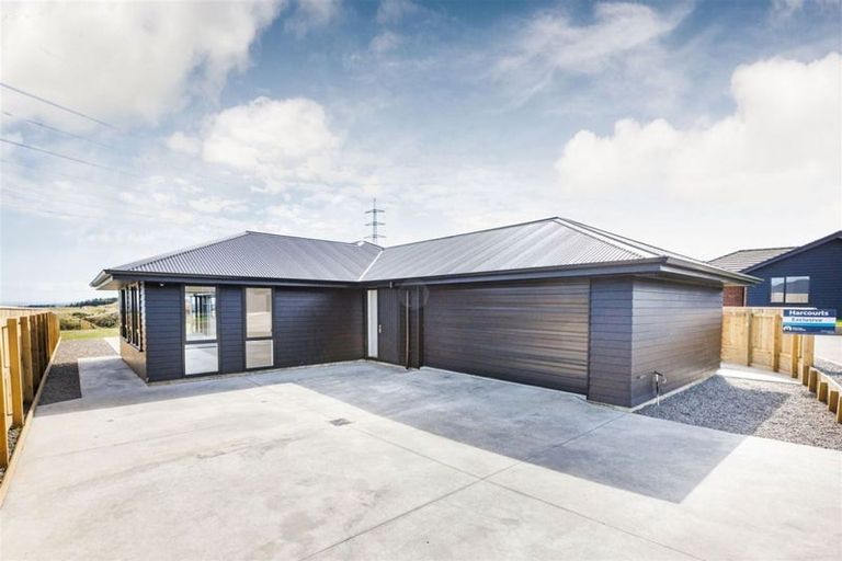 Photo of property in 18 Sardinia Grove, Fitzherbert, Palmerston North, 4410