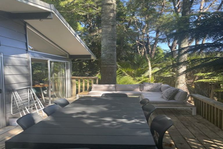 Photo of property in 35 Hollywood Avenue, Titirangi, Auckland, 0604