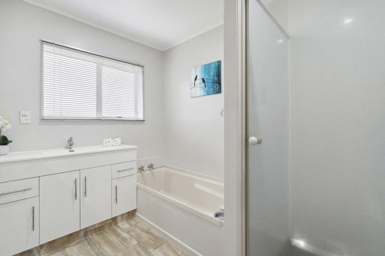 Photo of property in 15 Hocken Place, Mangere Bridge, Auckland, 2022