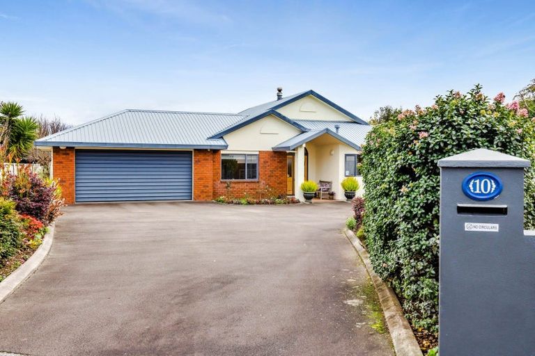 Photo of property in 10 Taylor Place, Merrilands, New Plymouth, 4312