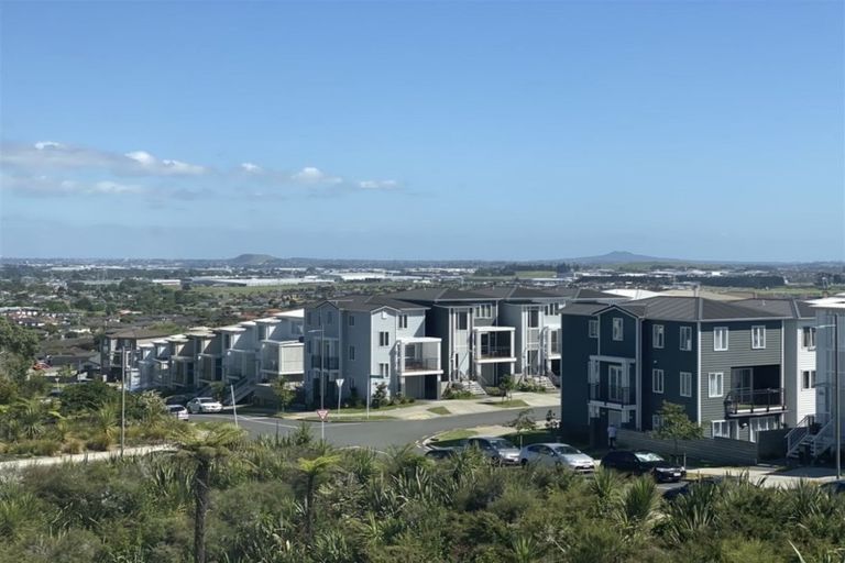 Photo of property in 8 Puhakehake Place, Flat Bush, Auckland, 2019