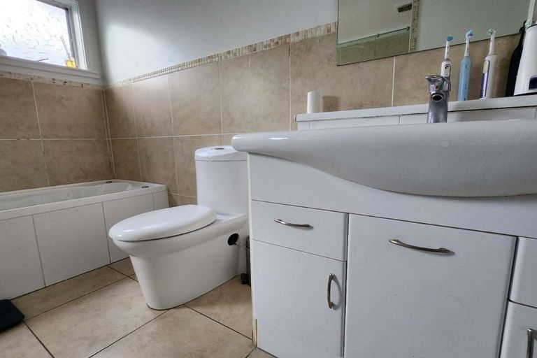 Photo of property in 2/19 Stanley Road, Glenfield, Auckland, 0629