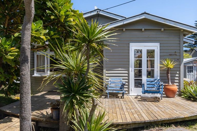 Photo of property in 20 Rauparaha Street, Waikanae Beach, Waikanae, 5036