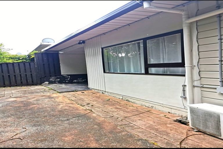 Photo of property in 1/2 Griffiths Place, Te Atatu South, Auckland, 0610