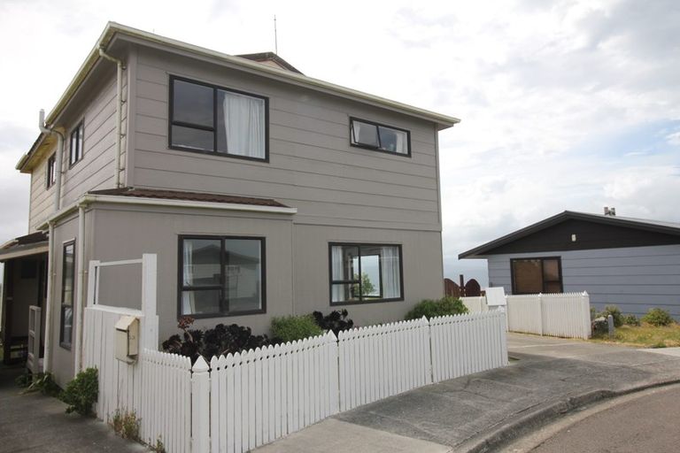 Photo of property in 43a Sunhaven Drive, Newlands, Wellington, 6037