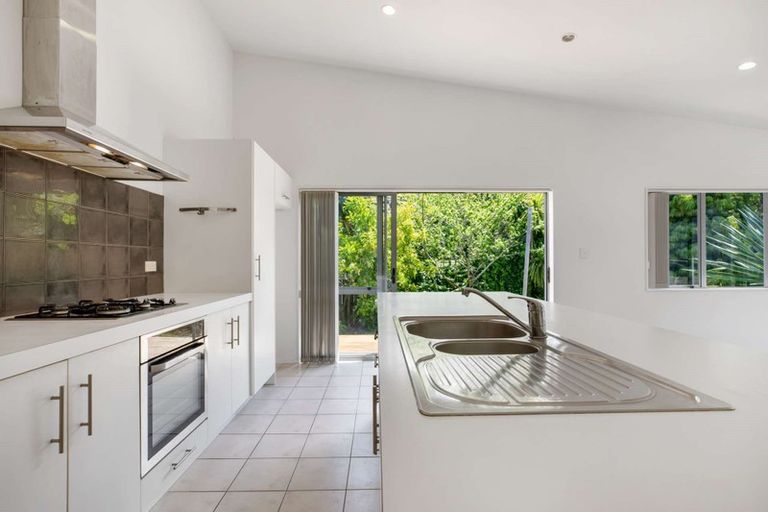 Photo of property in 23 Carento Way, Stanmore Bay, Whangaparaoa, 0932