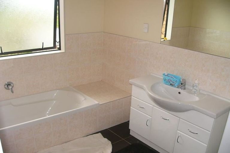 Photo of property in 38e Crossandra Drive, Mangere, Auckland, 2022