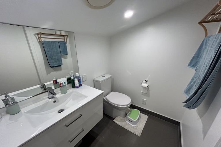 Photo of property in 5/15 Chivalry Road, Glenfield, Auckland, 0629