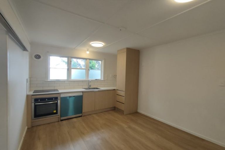 Photo of property in 2/10 Exmouth Road, Northcote, Auckland, 0627