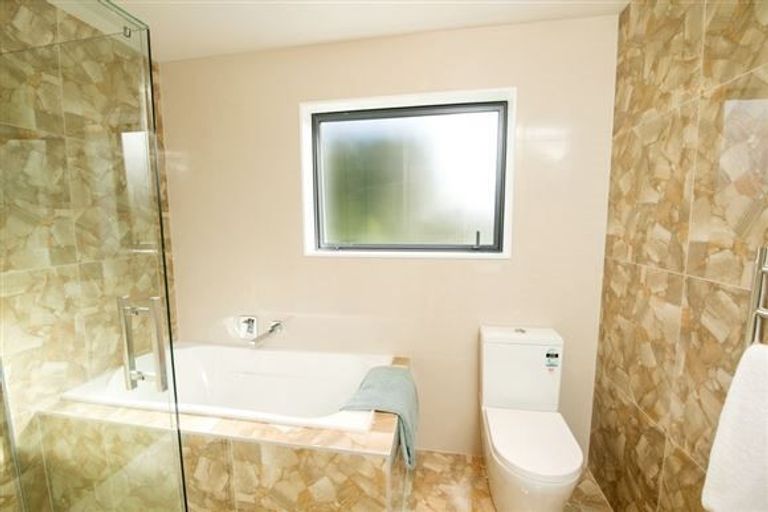 Photo of property in 11 Younger Lane, Massey, Auckland, 0614