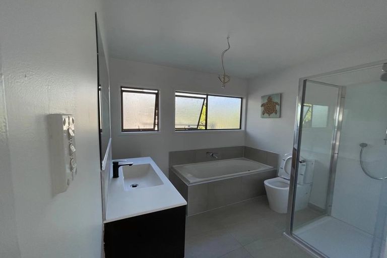 Photo of property in 1425 Whangaparaoa Road, Army Bay, Whangaparaoa, 0930