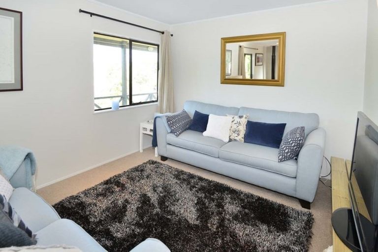 Photo of property in 11 Thalia Place, Totara Vale, Auckland, 0629