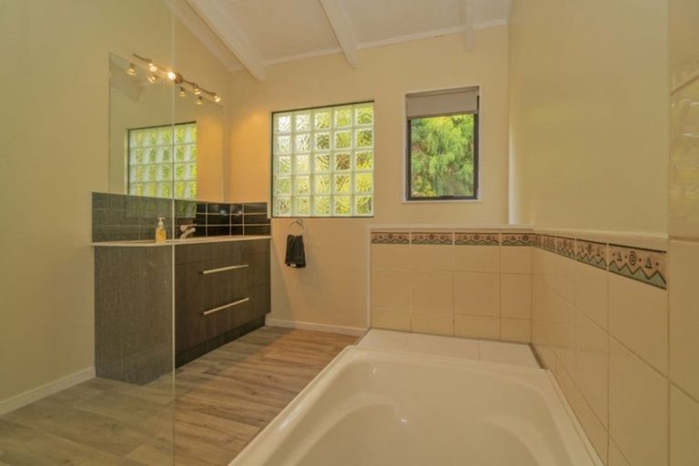 Photo of property in 4 Puriri Place, Whitianga, 3510