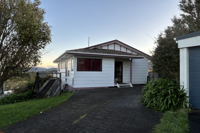 Photo of property in 6 Stroud Way, Newlands, Wellington, 6037