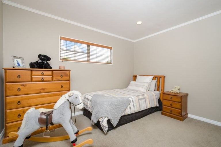 Photo of property in 3 Kahala Place, West Harbour, Auckland, 0618