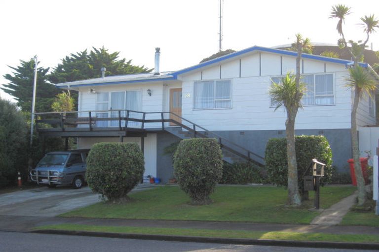 Photo of property in 98 Gloaming Hill, Titahi Bay, Porirua, 5022