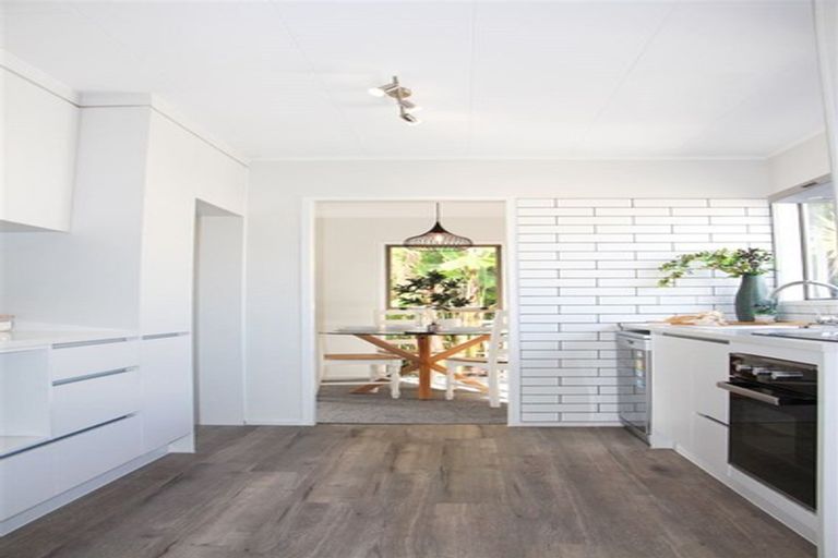 Photo of property in 70 Hutchinsons Road, Bucklands Beach, Auckland, 2014