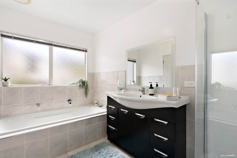 Photo of property in 687a Beach Road, Rothesay Bay, Auckland, 0630